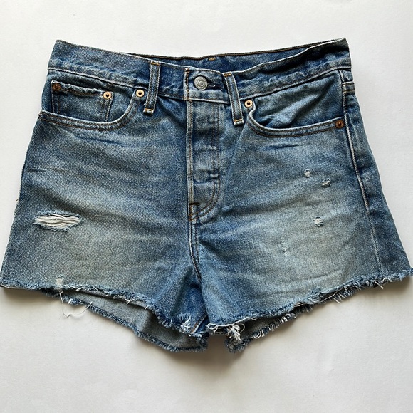 Levi’s Wedgie Jean Shorts - Picture 3 of 12